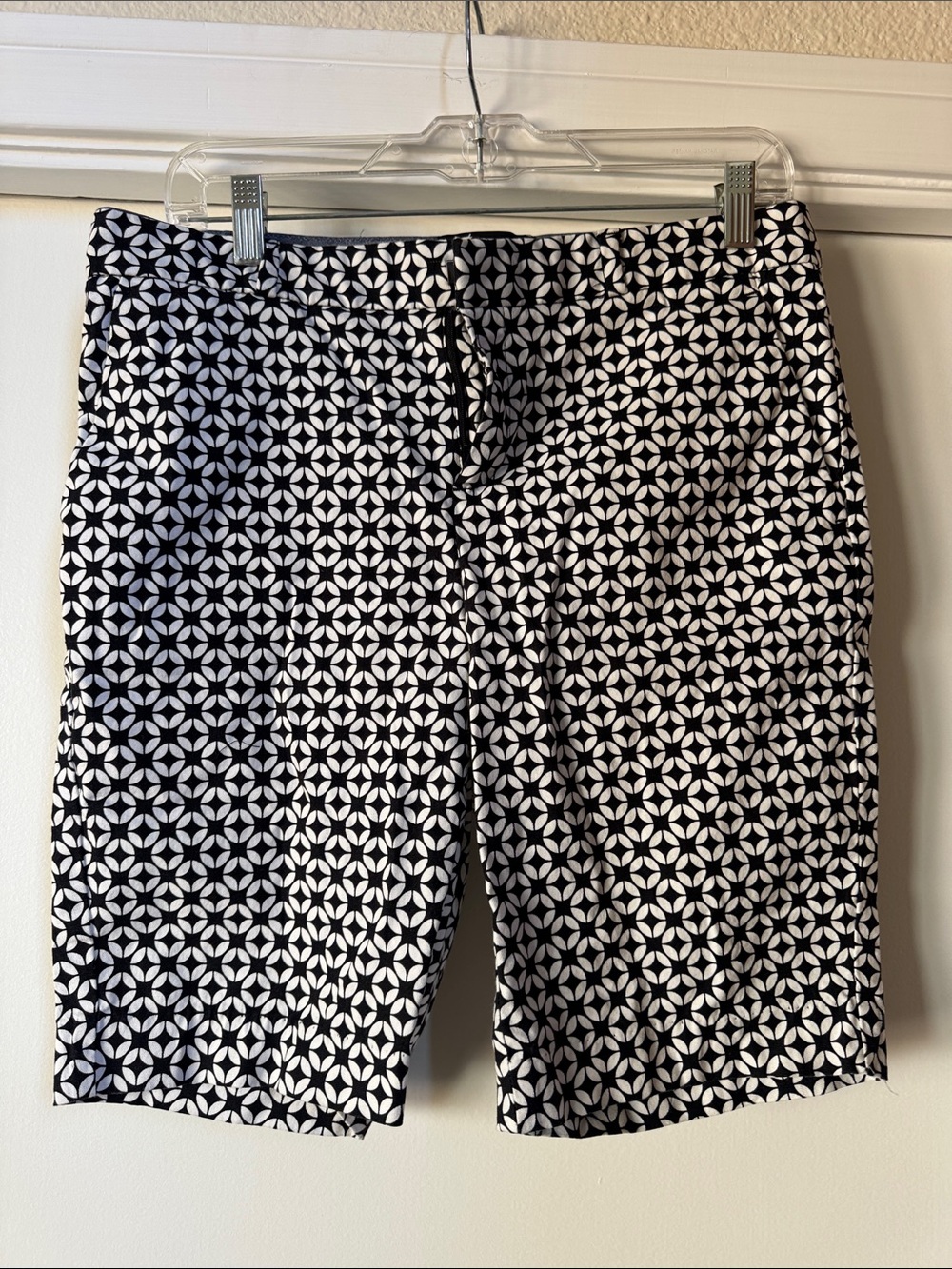 Banana Republic Women’s Size 6 Black White Geometric Bermuda Shorts